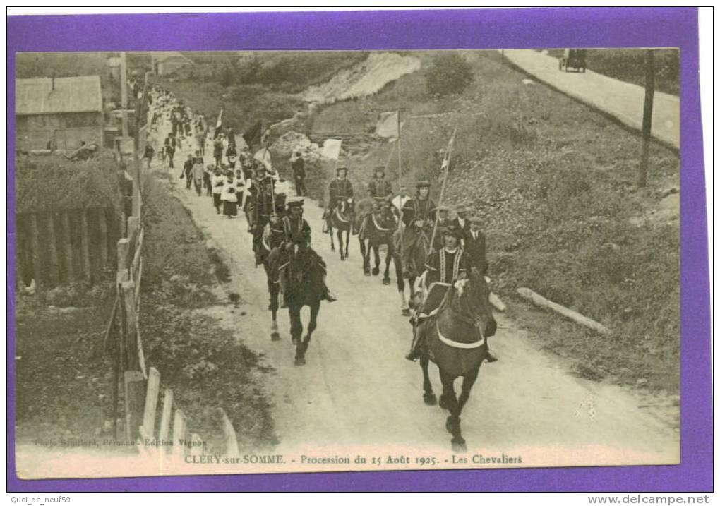 J 8001 CARTE EN PROMO PERONNE SUPERBE ET RARE CLERY SUR SOMME PROCESSION DU 15 AOUT 1925 CHEVALIERS - Peronne