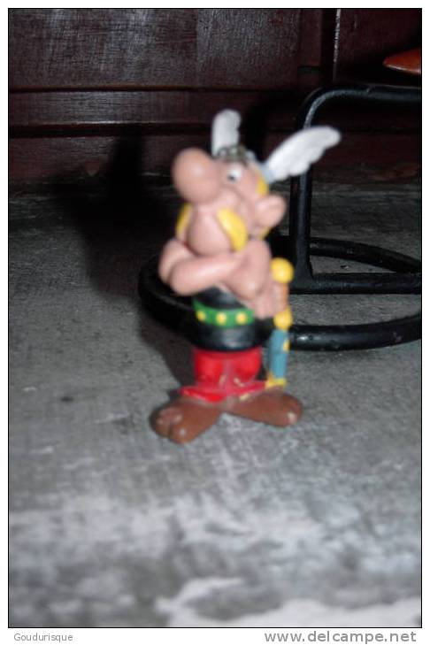 ASTERIX FIGURINE ASTERIX BRAS CROISE - Astérix