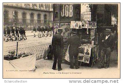 Paris Vécu      75         Un Kiosque A Journaux  (voir Scan) - Ambachten In Parijs