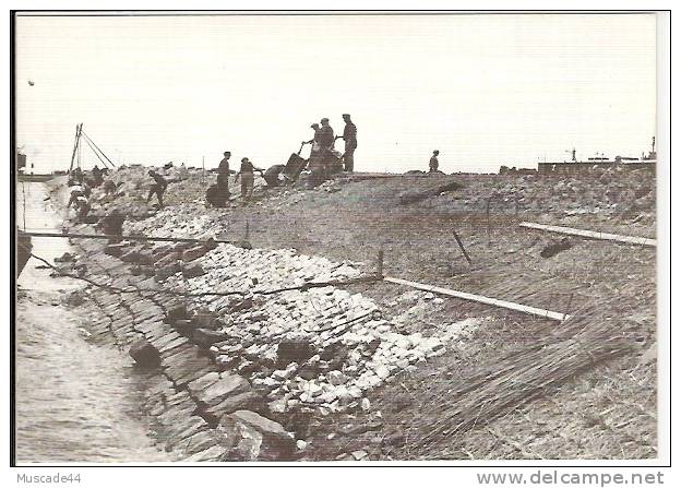 REPRODUCTION - AANBRENGEN VAN DE STEENGLOOIING SEPTEMBER 1927 - Den Oever (& Afsluitdijk)