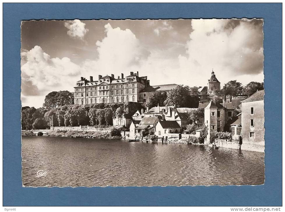 * CPM..dépt 72..SABLE-sur-SARTH : Les Rives De La Sarthe Et Le Château - Sable Sur Sarthe