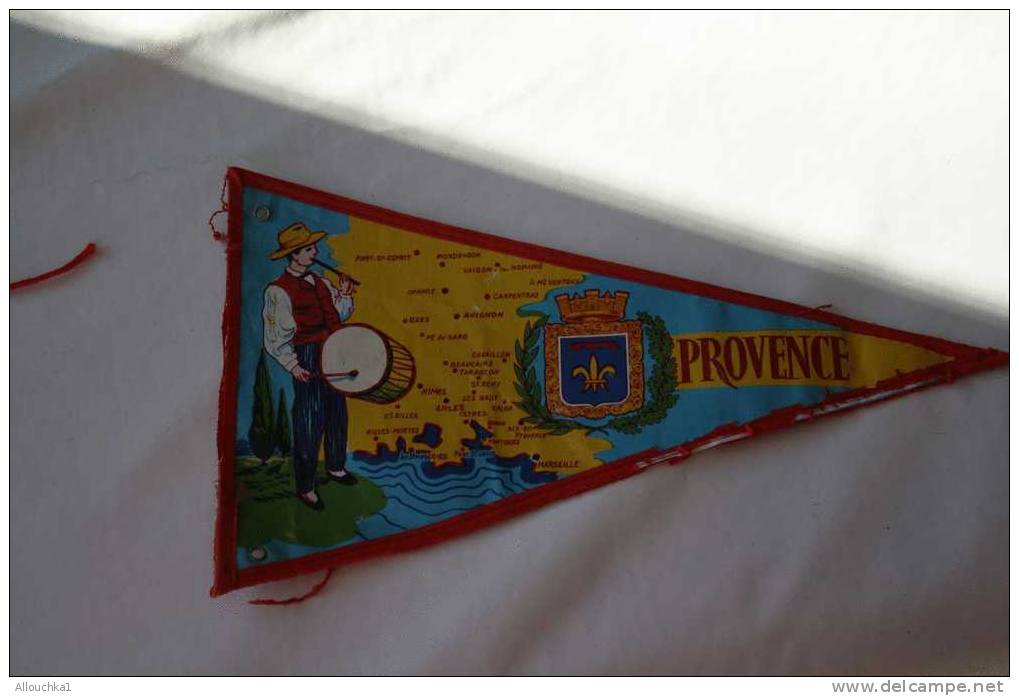 FANION-BLASON-ECUSSON-TISSU-FORME TRIANGULAIRE-ATTACHES-CORDELETTE:SOUVENIR P/AUTOMOBILE-BATEAU:PROVENCE VILLE DIVERSES - Souvenirs