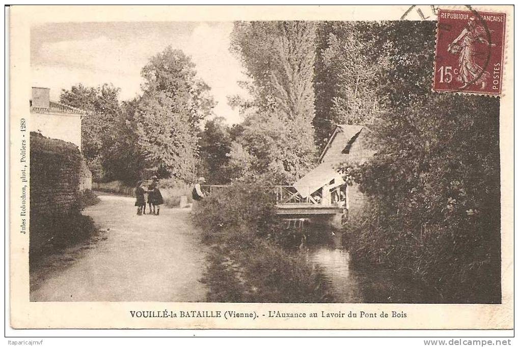 CARTE POSTALE :     VOUILLé LA BATAILLE  ( Vienne)  L ' Auxance Au Lavoir Du Pont De Bois - Vouille