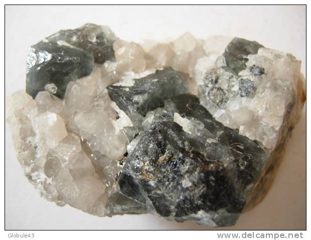 FLUORINE VERT BOUTEILLE SUR QUARTZ ET GALENE 6 X 4,5cm  MARSANGES - Mineralen