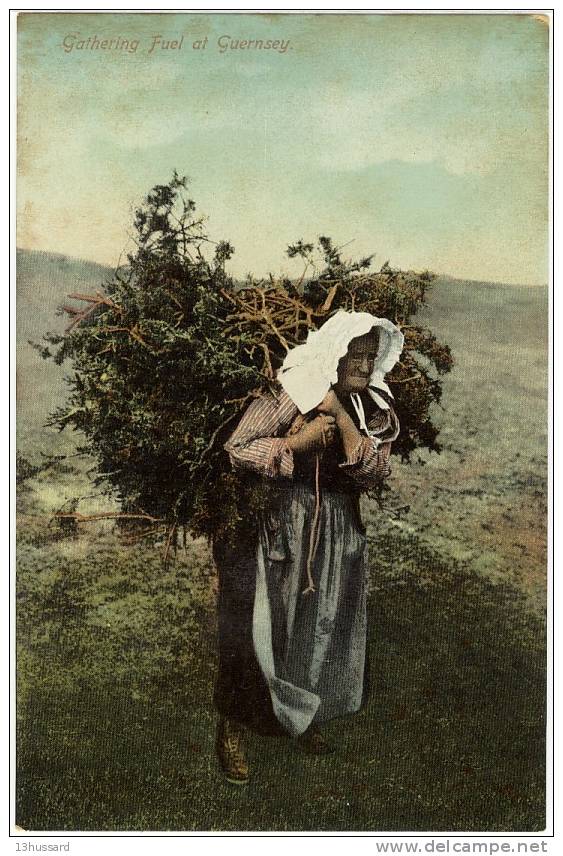 Carte Postale Ancienne Guernesey - Gathering Fuel - Paysanne Porteuse De Fagots De Bois - Guernsey