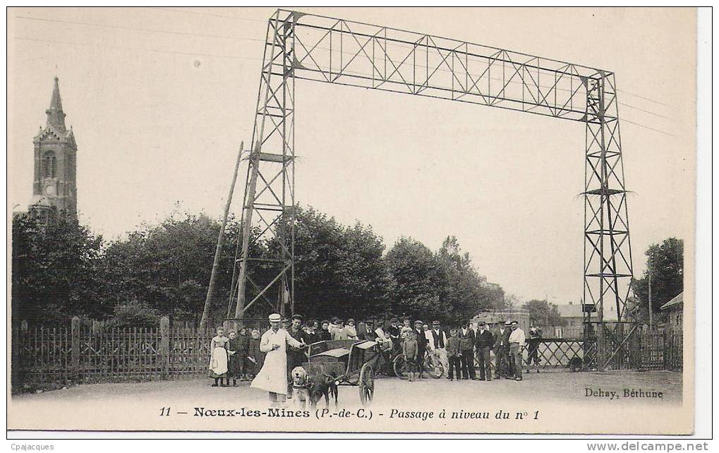 62 - NOEUX - LES - MINES :PASSAGE A NIVEAU  DU N° 1.ATTELAGE DE CHIEN. - Noeux Les Mines