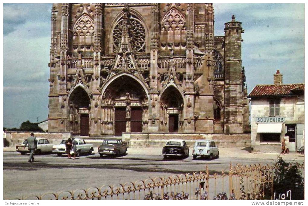 51 L' EPINE NOTRE DAME BASILIQUE Magasin Souvenirs Parking Place Auto CPSM 1965s ¤ YVON N°93 ¤ MARNE ¤8285A - L'Epine