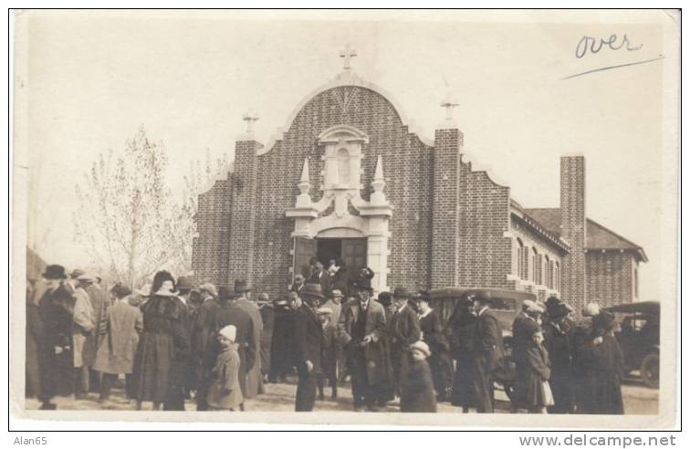 Sunnyside WA, St. Joseph's Catholic Church On Real Photo Vintage Postcard, Woman In Fur, 1910s Autos - Sonstige & Ohne Zuordnung