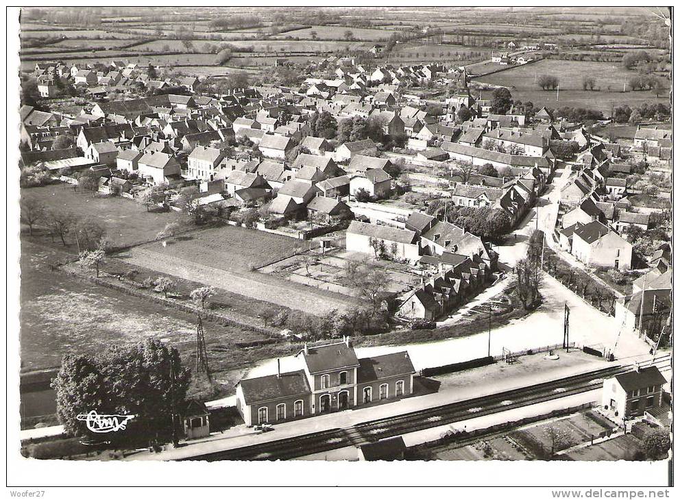 CPSM Noir Et Blanc Dentelé NERONDES Vue Panoramique ,avec La Gare - Nérondes