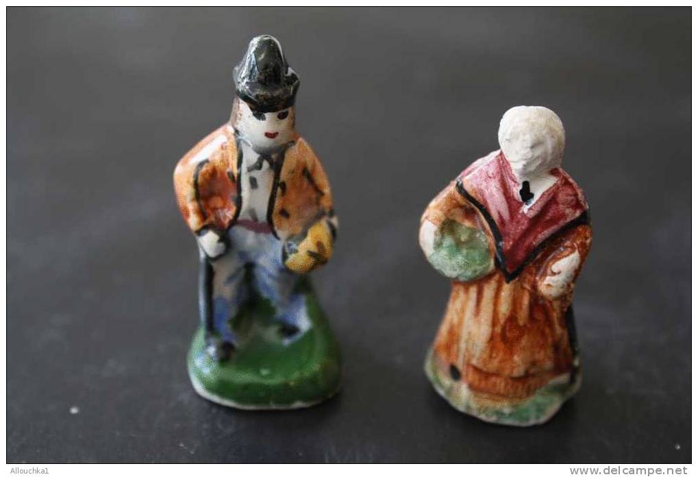 2 FEVES -FIGURINES - PETITS OBJETS DE VITRINE OU DECORATION POUR LA CRECHE -COUPLE - Santons