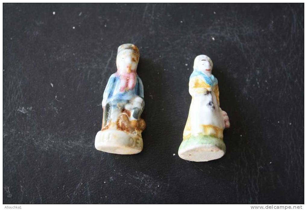 2 FEVES -FIGURINES - PETITS OBJETS DE VITRINE OU DECORATION POUR LA CRECHE -COUPLE - Santons