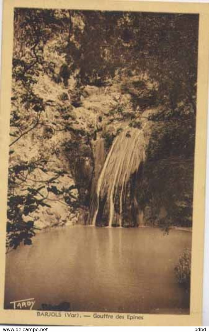 83 . BARJOLS . 8 CPA . Rue de la République . Fontaines mairie et Reynouard . Fantaisies . Usine .....