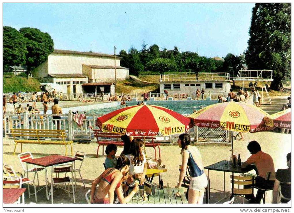 CPSM. CHALUS. HAUTE VIENNE. LA PISCINE. TERRASSE BUVETTE. - Chalus