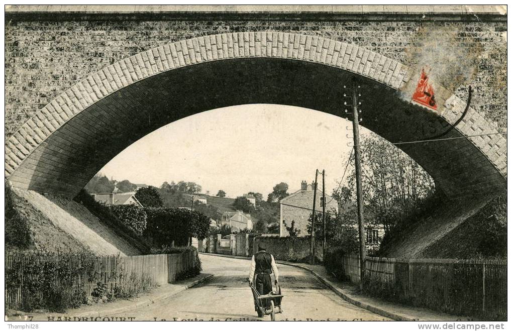 HARDRICOURT - La Route De Gaillon Et Le Pont Du Chemin De Fer, Avec Personnage Tirant Une Brouette. - Hardricourt