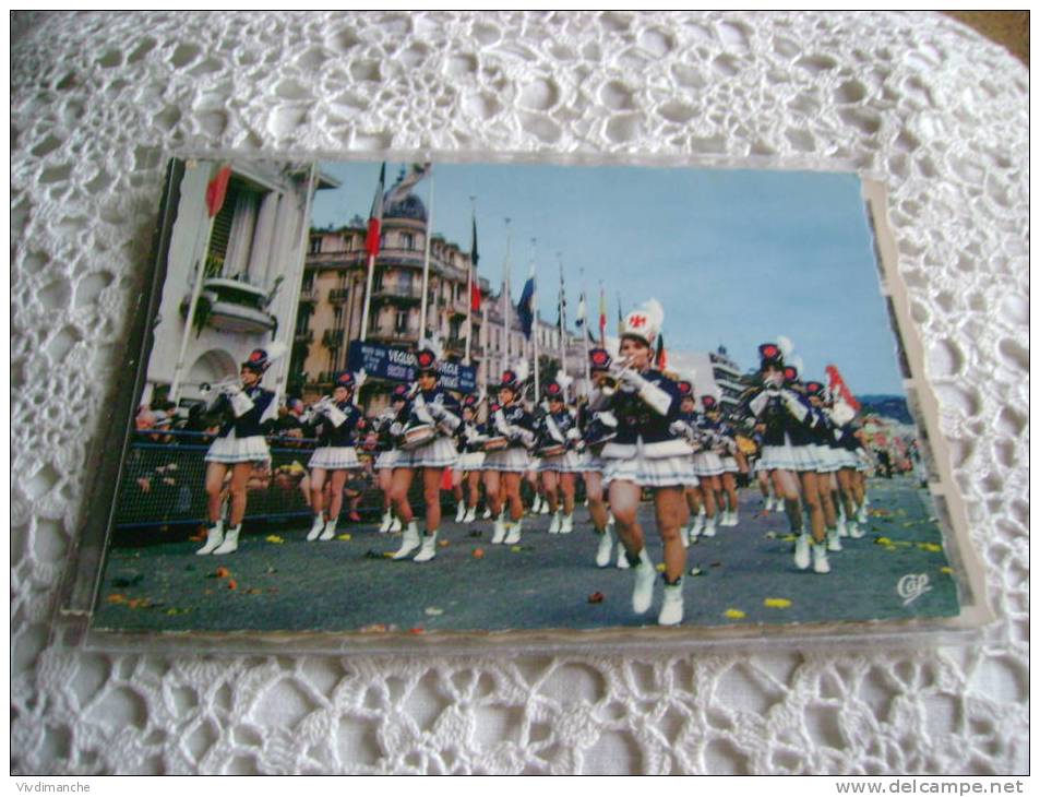 06 - MAJORETTES DE NICE - ANNEES 70 CPM VIREGE TBON ETAT - Marchés, Fêtes