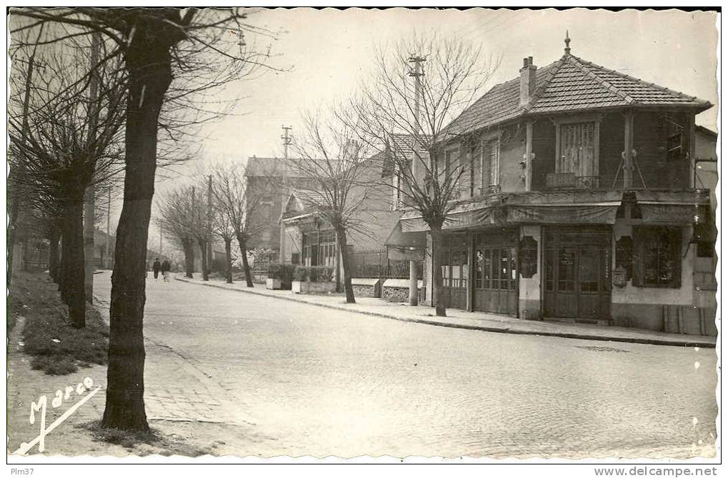 STAINS - Avenue Jules Guesde - Le Tabac - CPSM Voy. 1952 - Stains