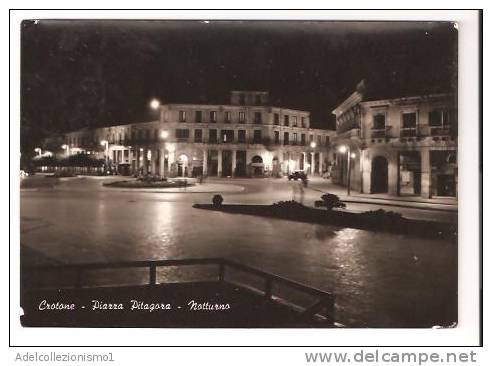 22271)cartolina Illustratoria Crotone - Piazza Pitagora Di Notte - Crotone