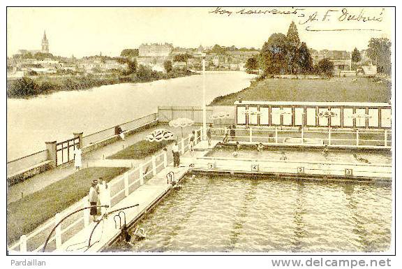 72. SABLE-SUR-SARTHE.  LA PISCINE (BALZER,architecte) ET VUE SUR LA VILLE. ANIMATION. - Sable Sur Sarthe