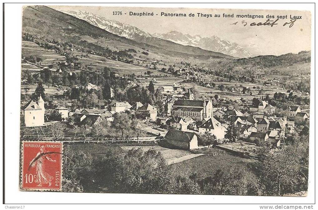 38 -  Panorama De  THEYS  Au Fond Montagnes Des Sept Laux - Theys