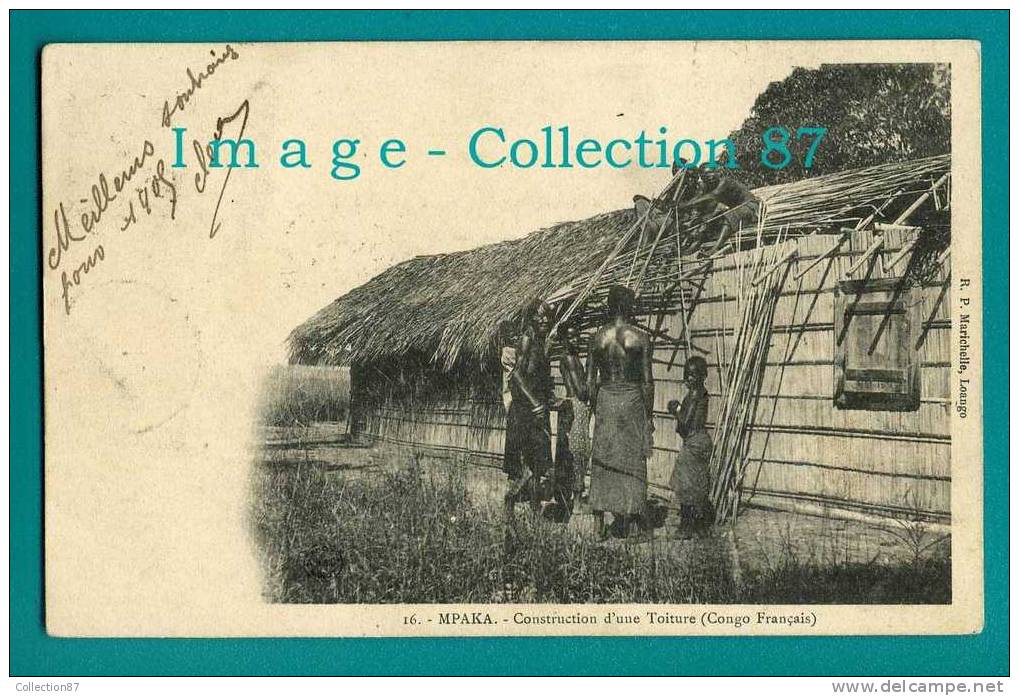 AFRIQUE - CONGO - MPAKA - CONSTRUCTION D'une TOITURE - CHARPENTIER & COUVREUR - FEMME - Autres & Non Classés