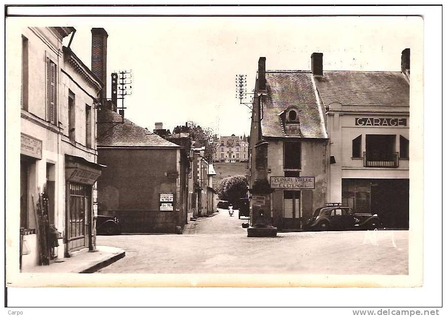 L´ILE-BOUCHARD. - Place Chamaillard. - L'Île-Bouchard