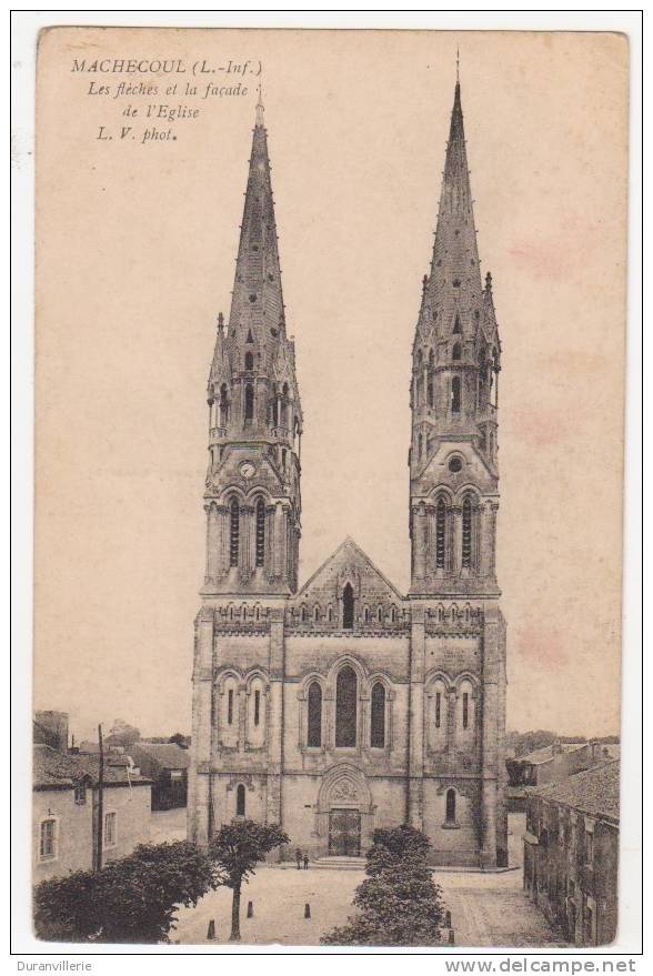 44 - Machecoul - Les Flèches Et La Façade De L'église - CPA - Machecoul