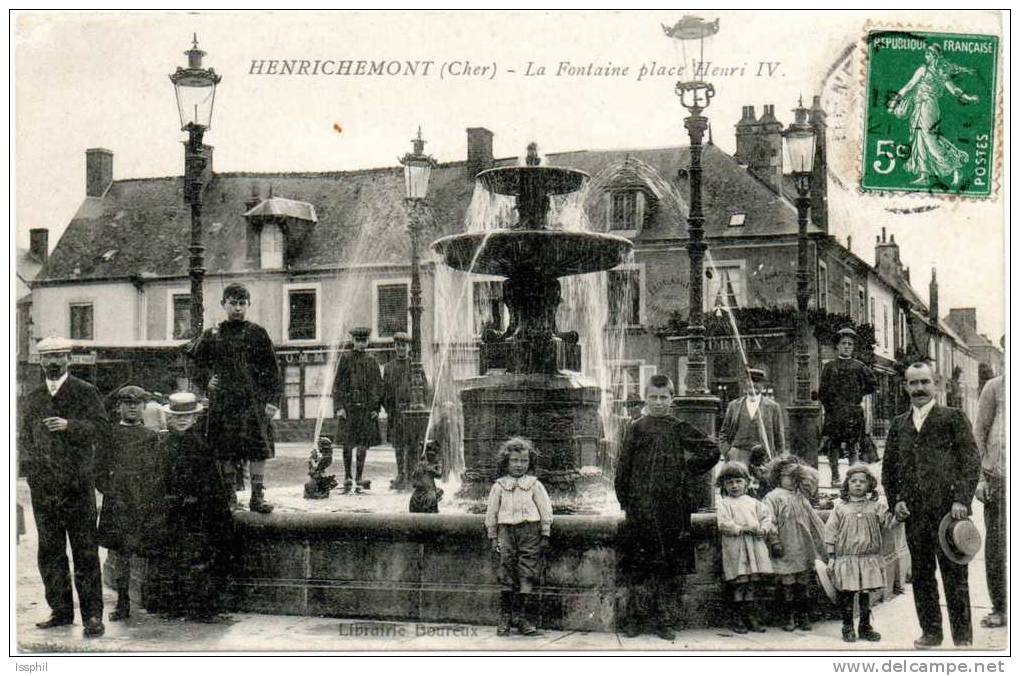 Henrichemont (Cher) La Fontaine Place Henri IV - Henrichemont