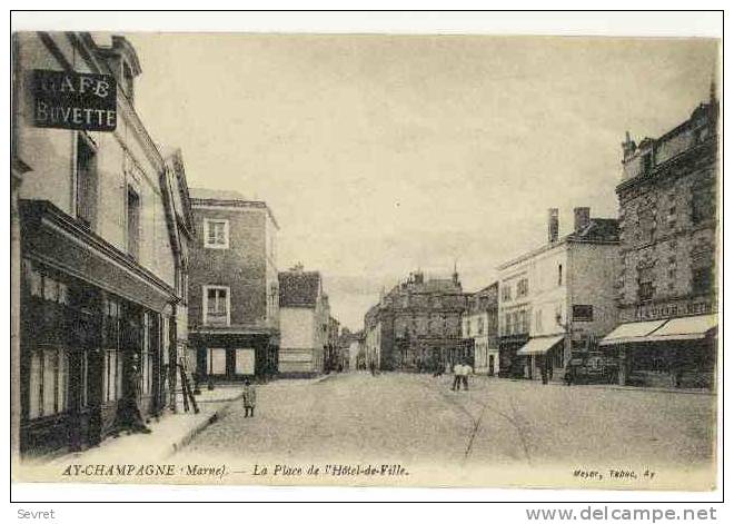 51  -  AY-CHAMPAGNE. - La Place De L´Hôtel De Ville. - Ay En Champagne