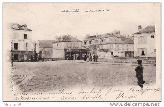 VAL DOISE.SARCELLES.LA PLACE DU PONT  Cp Léger Plie Coin Haut Droit En L état - Sarcelles