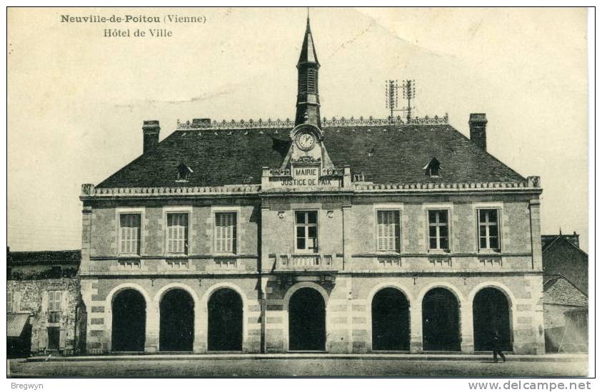 86 - CPA Neuville-en-Poitou - Hôtel De Ville - Neuville En Poitou