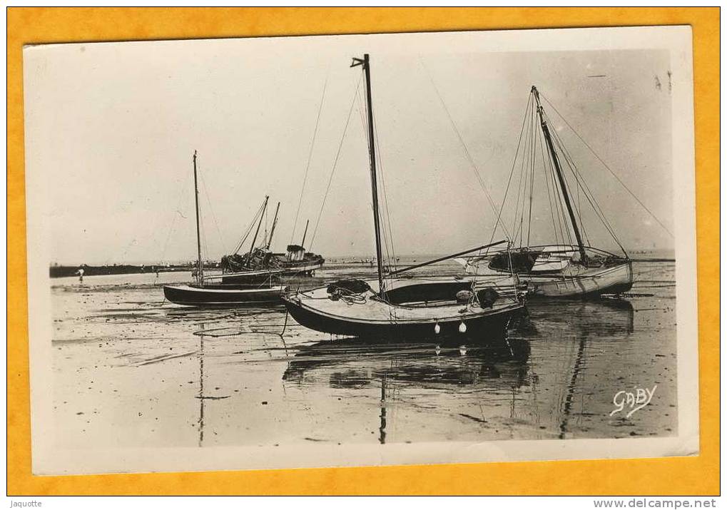 THARON PLAGE - Loire Atlantique - N°43 - Barques à Marée Basse Postée En 1951 Photo Gaby - Tharon-Plage