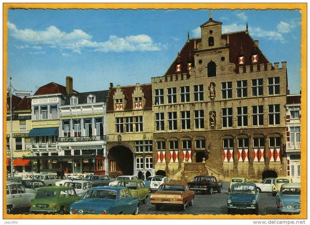 BERGEN OP ZOOM  - Pays Bas - Stadhuis - Nombreuses Autos Dont Austin Verte - Bergen Op Zoom