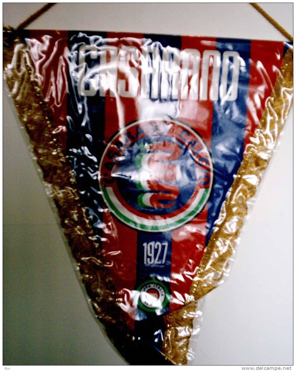 CASARANO COPPA ITALIA  1985  GAGLIARDETTO IN  RASO DIMENSIONI  38  X  30  Cm CIRCA COME DA FOTO  CALCIO FOOTBALL SOCCER - Bekleidung, Souvenirs Und Sonstige