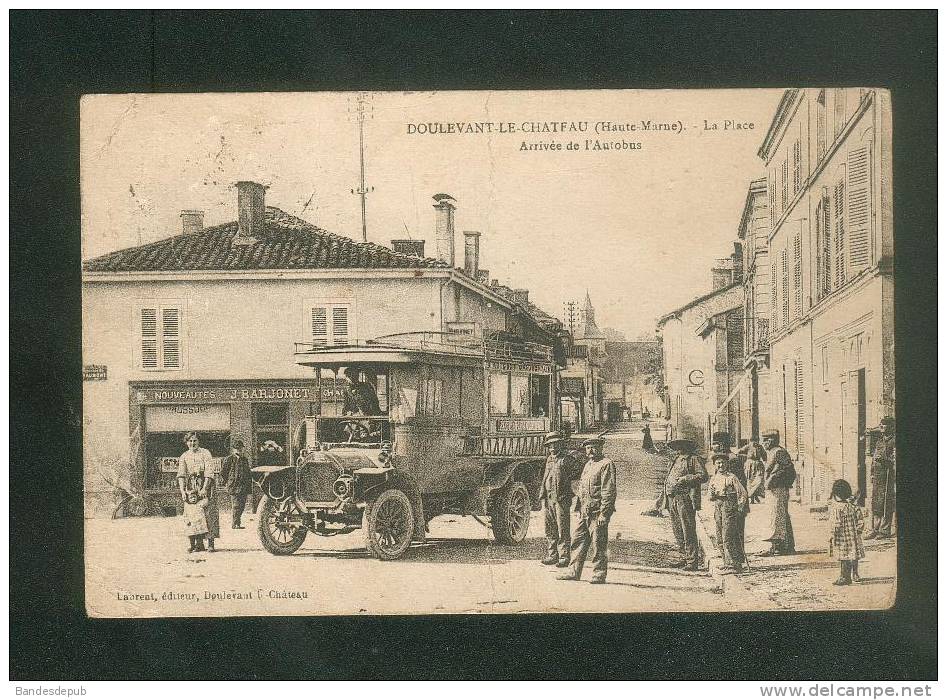 Doulevant Le Château  ( Haute Marne 52) - La Place - Arrivée De L' Autobus Chaumontais (animée Laurent éditeur En L'état - Doulevant-le-Château