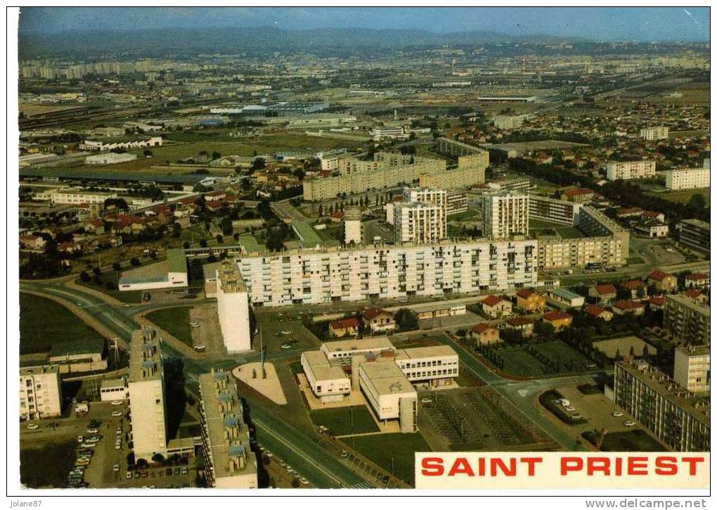 CPM   69        SAINT PRIEST           VUE AERIENNE   SUR LES IMMEUBLES   AU 1ER PLAN HOTEL DE VILLE - Saint Priest