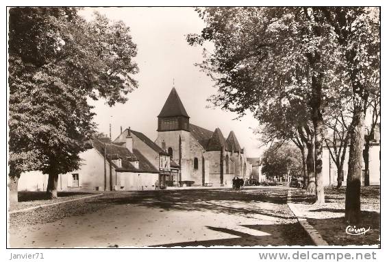 Dun-sur-Auron : L'église Et La Place Des Ormes - Dun-sur-Auron