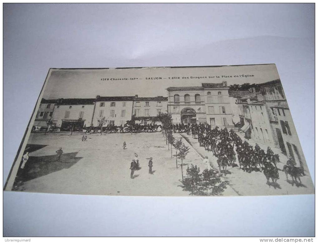 Blj - CPA N°1288 - SAUJON - Défilé Des Dragons Sur La Place De L'Eglise - [17] Charente Maritime - Saujon