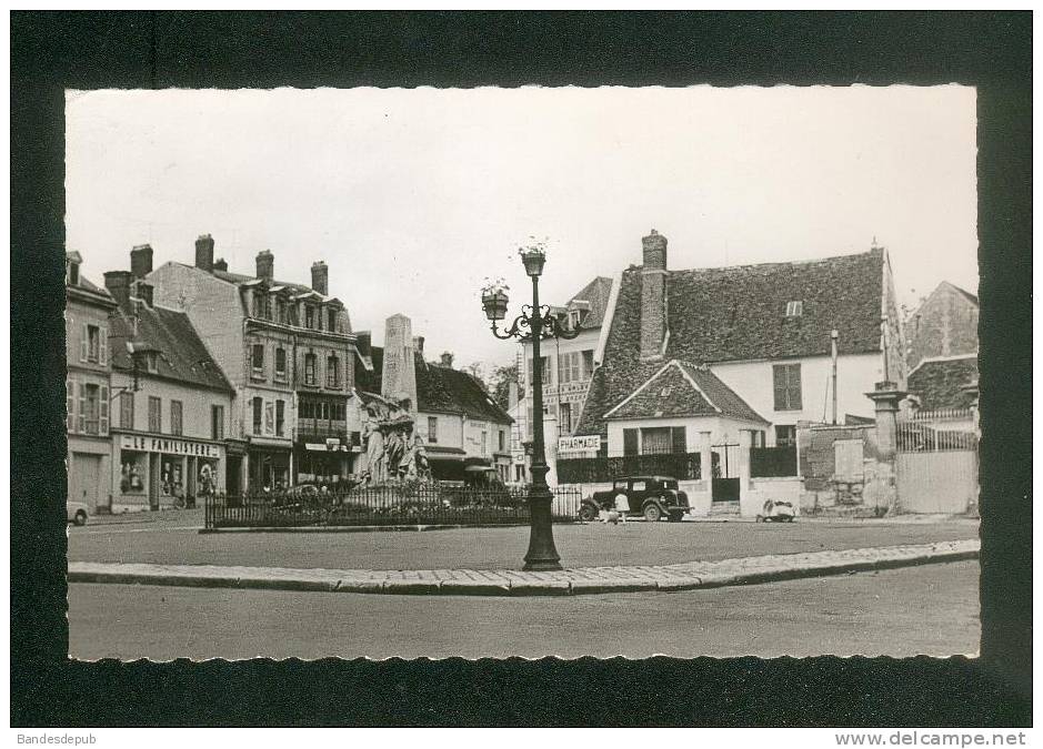 CPSM - Mouy (Oise 60) - Place Cantrel ( Monument Aux Morts Automobile FAMILISTERE Pharmacie Ed. Du Moulin N°2) - Mouy