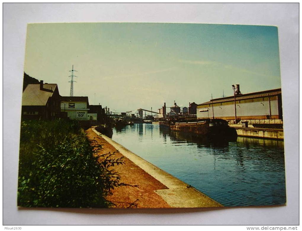 Péniches Sur La Sambre Au Complexe Industriel De Couillet  ( Charleroi ) - Hausboote