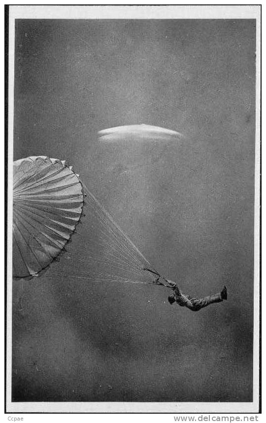 Saut D'Elève Parachutiste De L'Ecole D'ISTRES (autre Vue) - Parachutisme