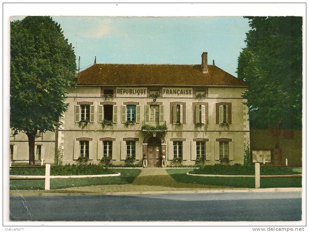 Veron (89) : La Mairie Environ 1950. - Veron