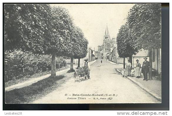 CPA 77-BRIE-COMTE-ROBERT--Avenue Thiers-Nombreux Personnages-SUIT13 51 - Brie Comte Robert