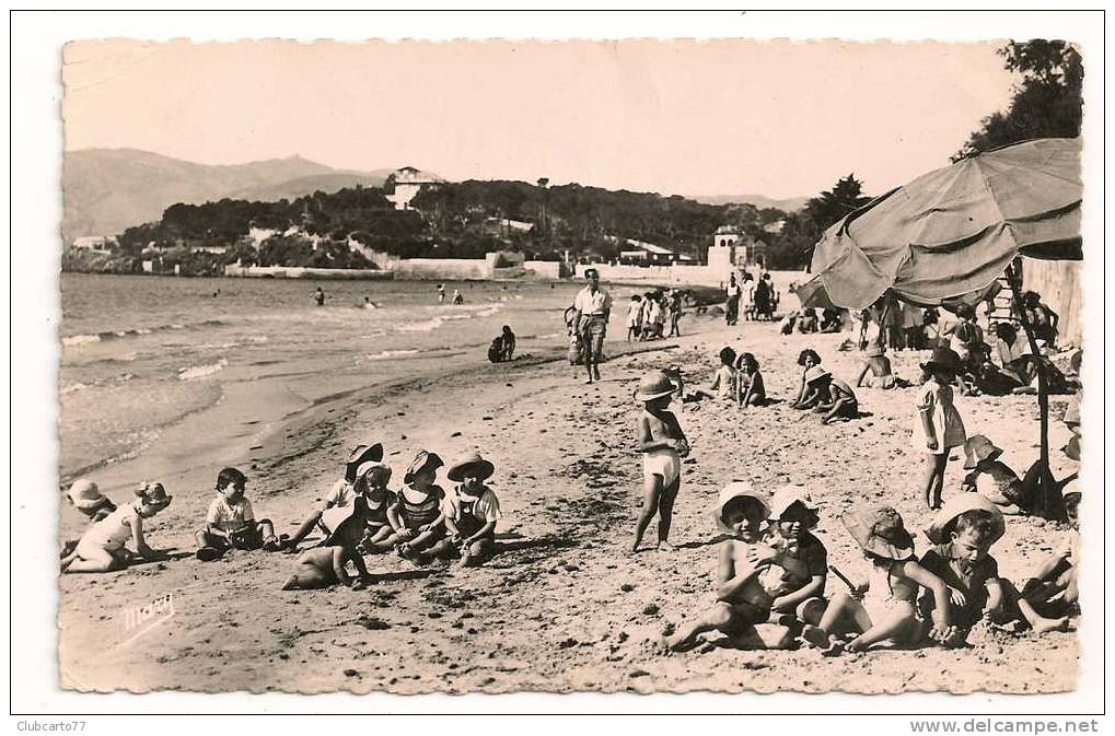 La Seyne-sur-Mer (83) :  Jeux D'enfant Avant Le Bain Sur La Plage De Les Sablettes En 1952 (animé). - La Seyne-sur-Mer