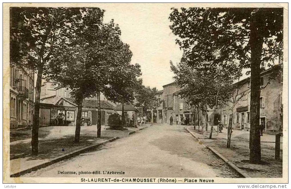 Saint-Laurent-de Chamousset  69   Place  Neuve  AU  FOND  ANIMEE - Saint-Laurent-de-Chamousset