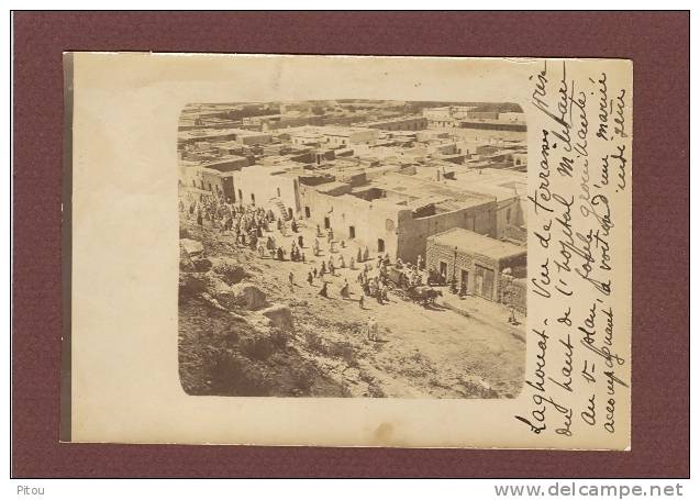 ALGERIE - LAGHOUAT - SUPERBE CARTE PHOTO - VUE PRISE DE L'HOPITAL VOITURE DE MARIEE - CLICHE 1900 - BEAU PLAN ANIME - Laghouat
