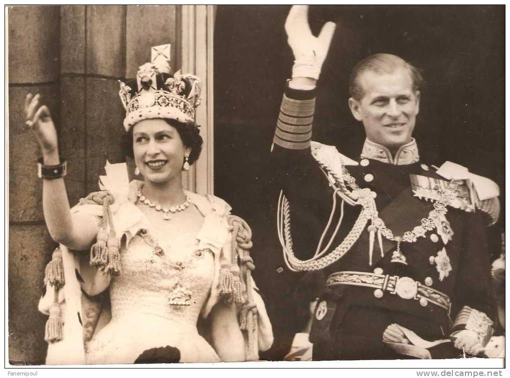 LA REINE ELIZABETH Et Le DUC D´EDIMBOURGsaluent La Foule Du Balcon De  Buckingham Palace (Keystone) - Buckingham Palace