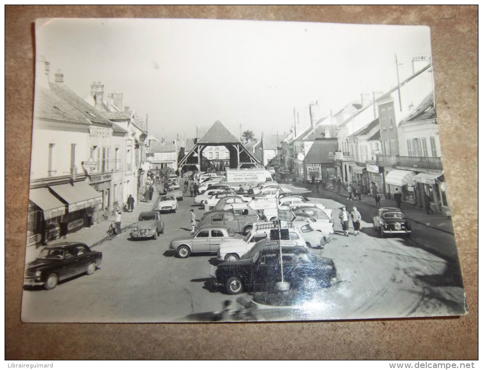 2 Bat - CPSM - MILLY-LA-FORET - La Place Du Marché - [91] Essonne - - Milly La Foret