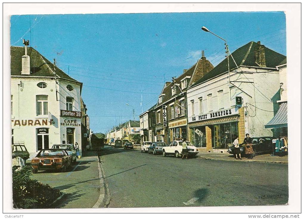 Aulnoye-Aymeries (59) : Rue Jean Jaurès, Café Restaurant De La Place à G Et Magasin "Au Petit Bénéfice" En 1989 (animé). - Aulnoye