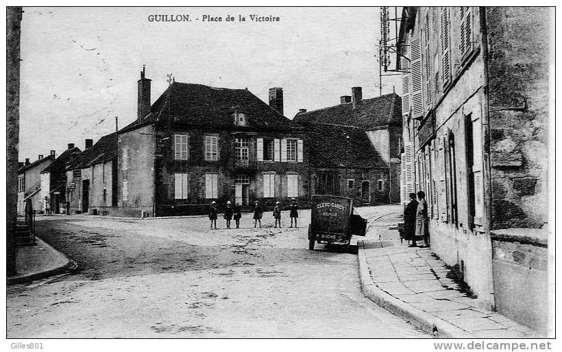 GUILLON - Place De La Victoire - Guillon