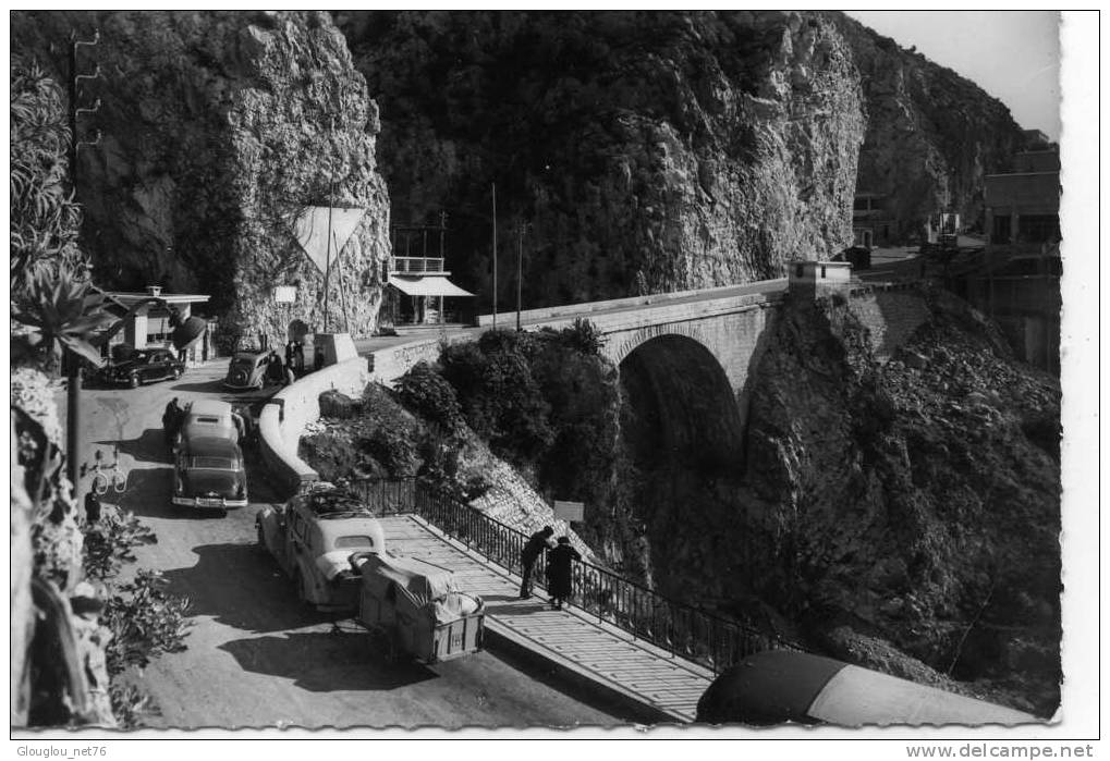 MENTON..FRONTIERE FRANCO-ITALIENNE...LE PONT ST-LOUIS AVEC VOITURES....CPSM GRAND FORMAT  ANIMEE - Zoll